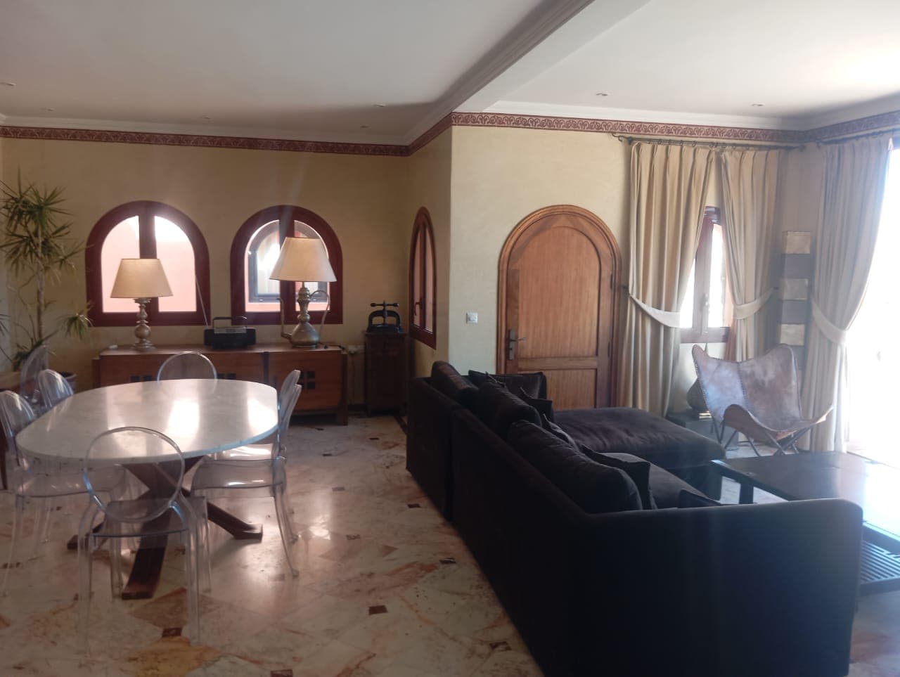 Villa living and dining area with traditional Moroccan arches